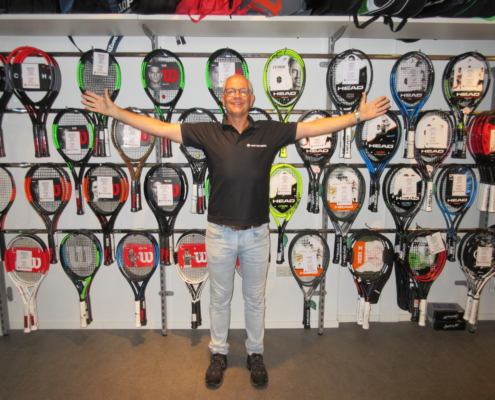 Tennisrackets in de winkel van Van den Berg Sport